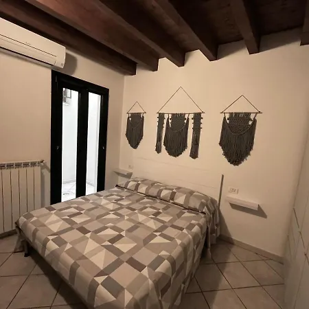 La Casa Gialla Apartment *