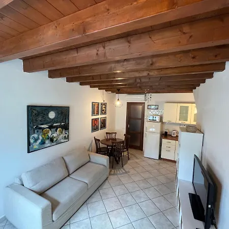 La Casa Gialla Apartment *